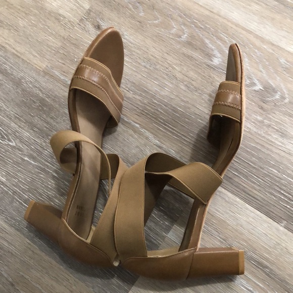 Stuart Weitzman Block Heeled Sandal - Picture 8 of 11